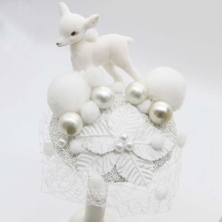 Reh Fascinator in Weiss mit Kugeln und Tanne